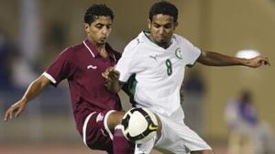Saudi's Abdo Ateef, right, competes with Qatar's Mesaad Al Hamad in Sunday's 0-0 draw.