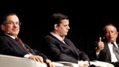 From left, Mohammed Omran, the Etisalat chairman, Gareth Jenkins, a UBS analyst, and Naguib Sawiris, the Orascom chairman.