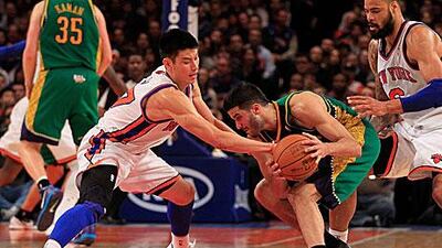 Jeremy Lin, left, battles against Greivis Vasquez at Madison Square Garden on Friday night.