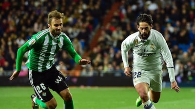Betis’ Argentine defender German Pezzela, left, (L) vies with Real Madrid midfielder Isco. Gerard Julien / AFP