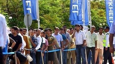People queue up outside Nakheel's sales office in Dubai to buy villas being developed in Jumeirah Park scheme. Satish Kumar / The National