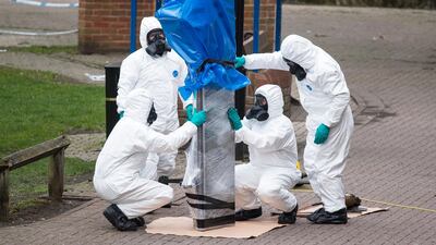 Army officers remove bench where Sergi Skripal and his daughter were found, in Salisbury, England. Will Oliver / EPA