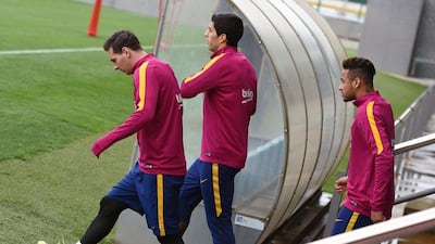 (FromL) Barcelona’s Argentinian forward Lionel Messi arrives with Barcelona’s Uruguayan forward Luis Suarez and Barcelona’s Brazilian forward Neymar for a training session at the Sports Center FC Barcelona Joan Gamper in Sant Joan Despi, near Barcelona on April 1, 2016 on the eve their Spanish La Liga Clasico football match FC Barcelona vs Real Madrid. AFP / LLUIS GENE