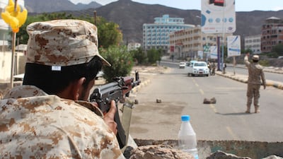 Security forces, loyal to Yemen's President, man a checkpoint in the southern city of Aden on January 18, 2016, the day a judge is shot dead by gunmen and a day after a suicide bombing targeted Aden's police chief. / AFP / SALEH AL-OBEIDI