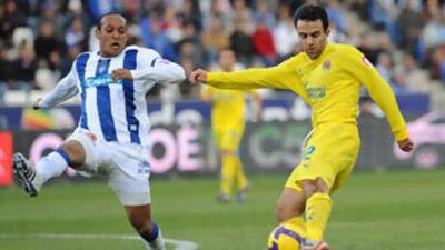 Villarreal's Giuseppe Scurto, right, fights for the ball with Recreativo Huelva's Nasief Morris during their Primera Liga encounter.