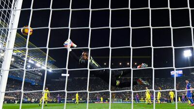 Villareal’s Sergio Asenjo dives for the ball. David Ramos / Getty Images