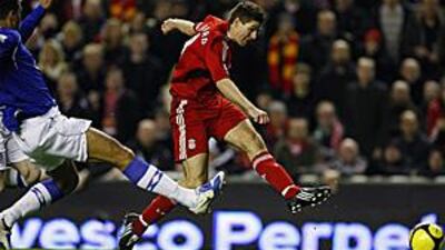 Steven Gerrard scored another spectacular goal to earn Liverpool a replay at city rivals Everton in the FA Cup fourth round.