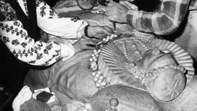 Jewellery maker Mrs Hughs of Cambridge restoring the gilded collar and pendant on the effigy of Queen Elizabeth I on her tomb at Westminster Abbey in 1975