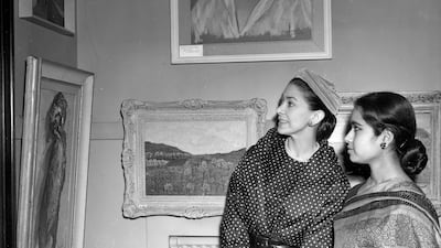 Dame Margot Fontaine with artist Naz Ikramoullah at Leighton House in 1958. Alamy