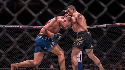 Robert Whittaker, red gloves, put up a tough fight against Reinier de Ridder at UFC Fight Night