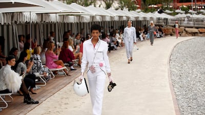 At the Monte Carlo cruise 2022/23 show, models carried crash helmets, marked with the number 5, the lucky number of Chanel founder Gabrielle. Photo: EPA