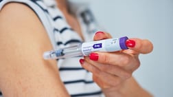 A woman injects herself with a Mounjaro pen in a bid to lose weight. Getty Images