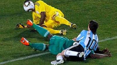 Midway through the first half, Messi shot to the far low corner only for goalkeeper Enyeama to dive and turn the ball away.