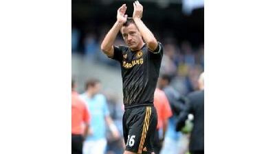 epa02356565 Chelsea's John Terry applauds supporters after the final whistle of the English Premier League soccer match between Manchester City and Chelsea FC at the City of Manchester Stadium in Eastlands, Manchester, Britain, 25 September 2010. Manchester City won 1-0. EPA/FOTOSPORTS - ROBIN PARKER NO ONLINE OR INTERNET USE WITHOUT A LICENSE FROM THE FOOTBALL DATA CO. LTD. *** Local Caption *** 02356565.jpg