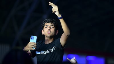 A fan, with a little help from a friend, takes a shot of Dave at Yas Island