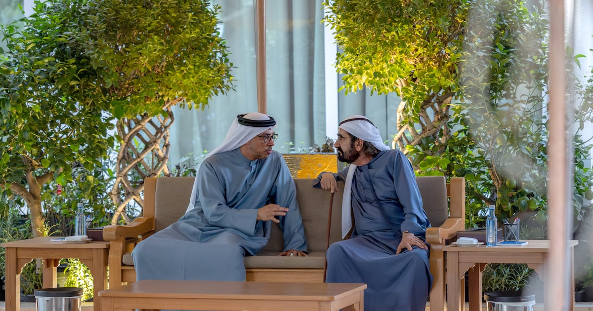 Scheich Mohammed und Scheich Mansour treffen sich, um die nationalen ...