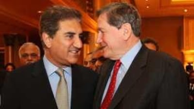 Richard Holbrooke, right, the US special representative to Afghanistan and Pakistan, talks to Shah Mehmoud Qureshi, the Pakistan foreign minister, at the Emirates Palace in Abu Dhabi yesterday.