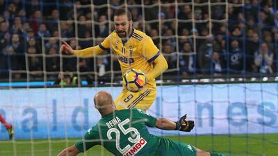 Juventus forward Gonzalo Higuain beat Napoli's goalkeeper Pepe Reina to score a goal. Cesare Abbate / EPA