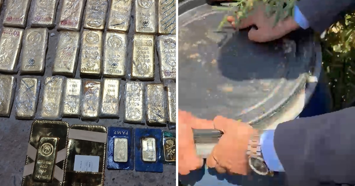 Moment Iraqi detectives break open barrel of cash in corruption inquiry