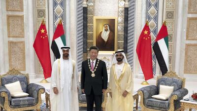 ABU DHABI, UNITED ARAB EMIRATES - July 20, 2018: HH Sheikh Mohamed bin Zayed Al Nahyan Crown Prince of Abu Dhabi Deputy Supreme Commander of the UAE Armed Forces (L) and HH Sheikh Mohamed bin Rashid Al Maktoum, Vice-President, Prime Minister of the UAE, Ruler of Dubai and Minister of Defence (R), stand for a photograph with HE Xi Jinping, President of China (C), after presenting him with a Zayed Medal during a reception at the Presidential Palace. ( Hamad Al Kaabi / Crown Prince Court - Abu Dhabi ) ---