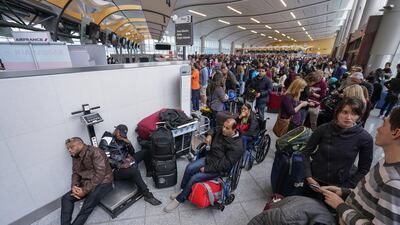 Passengers affected by a widespread power outage wait in long lines at Hartsfield-Jackson Atlanta International Airport in Atlanta, Georgia, US, on December 17, 2017. Erik S Lesser / EPA