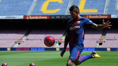 Paulinho kicks a ball during his official presentation. Lluis Gene / AFP