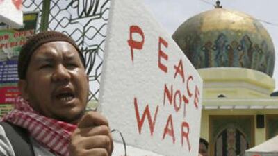 A protester shouts anti-government slogans during a peace rally in front of a mosque in Manila, Aug 22 2008.