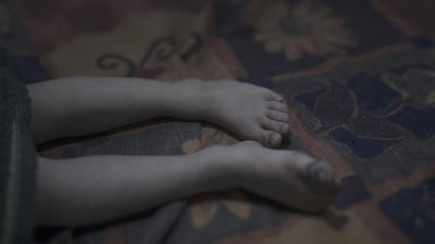 Gulistan, 6, sleeping in Suruc, Turkey: Six-year-old Gulistan prefers to shut her eyes and just pretend to sleep, because every time she really falls asleep, the nightmares start. “I don’t want to sleep here. I want to sleep at home, she says”. She misses the pillow she had in Kobani. Sometimes she lies against her mother and uses her as a pillow.