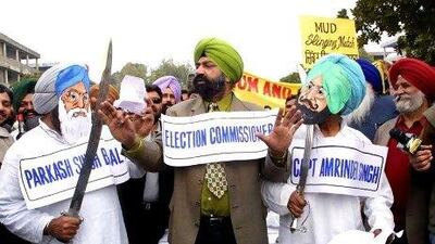 Comedian Jaspal Bhatti (centre), acting as the election commissioner, and members of his comedy troupe ‘Nonsense Club’ perform a skit in Chandigarh in 2002.