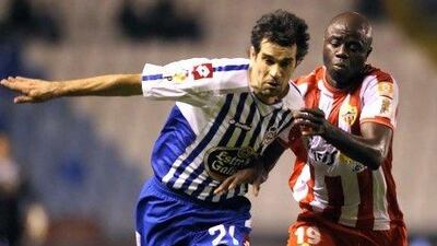 Deportivo de la Coruna's midfielder Juan Carlos Valeron (L) vies with Almeria's Cameroonian midfielder Modeste M'Bami (R) during the Spanish King's Cup (Copa del Rey) football match RC Deportivo de La Coruna vs UD Almeria on January 19, 2011 at the Municipal de Riazor stadium in La Coruna. AFP PHOTO/ MIGUEL RIOPA