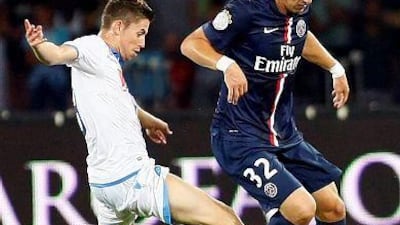 Paris Saint-Germain defender David Luiz, right, fights for the ball with Napoli's Brazilian midfielder Jorginho during the friendly football match between SSC Napoli and Paris Saint-Germain FC as part of the 2014 Acqua Lete Cup, on August 11, 2014 at the San Paolo Stadium, in Naples. AFP PHOTO / CARLO HERMANN