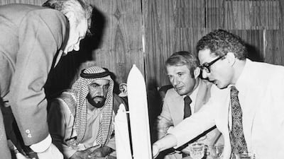 Dr Farouk El-Baz (right) briefing Sheikh Zayed, Founding Father of the UAE. Courtesy: Dubai Media Office