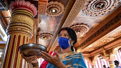 A Hindu devotee offers prayers during Diwali, the Hindu festival of lights, at a temple in Colombo on November 14, 2020. / AFP / LAKRUWAN WANNIARACHCHI