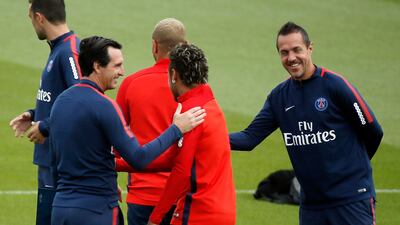 Paris Saint-Germain manager Unai Emery, left, greets Neymar, centre, during a training session at the Ooredoo training centre in Saint-Germain-en-Laye, near Paris, France, 11 August 2017. Etienne Laurent / EPA