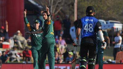 Dale Steyn, centre, celebrates the dismissal of New Zealand batsman Luke Ronchi. Guinluigi Cuerca / AFP