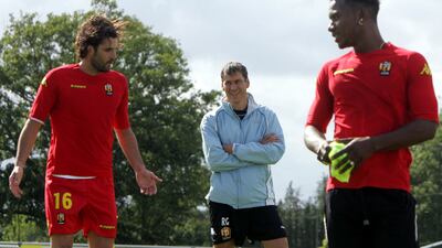 Le Mans coach Rudi Garcia jokes with French goalkeeper Rodolphe Roche and Stephane Sessegnon during a practice session 31 July 2007. AFP