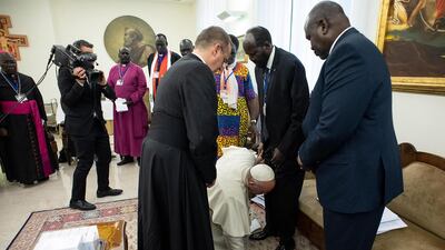 epa07499619 A handout picture provided by the Vatican Media shows Pope Francis bends to kiss the feet of the South Sudan President President Salva Kiir Mayardit (2-R) alongside other leaders gathered by him for the peace initiative, at the Vatican City, 11 April 2019. The Pope kissed the feet of Republic President Salva Kiir Mayardit, and designated vice presidents, including Riek Machar and Rebecca Nyandeng De Mabior, 11 April 2019. EPA/VATICAN MEDIA HANDOUT HANDOUT EDITORIAL USE ONLY/NO SALES