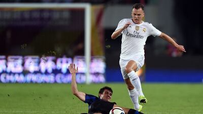 Real Madrid’s Russian midfielder Denis Cheryshev (R) and Inter’s Croatians midfielder Mateo Kovacic vie for the ball during the International Champions Cup football match between Inter Milan and Real Madrid in Guangzhou on July 27, 2015. AFP PHOTO / JOHANNES EISELE