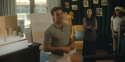 Oscar Isaac is a manager of a luxurious country club that hides many secrets. Photo: Netflix