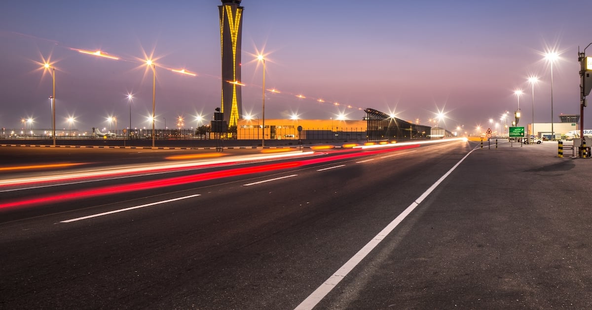 Dubais Mega-Flughafen wird mit der Etihad-Bahn verbunden und revolutioniert das Reisen in den VAE. Dubais Mega-Flughafen wird mit der Etihad-Bahn verbunden und revolutioniert das Reisen in den VAE.