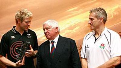 Mathew Hoggard, left, and Peter Moores, right, with Maurice Flanagan, the executive vice chairman of Emirates Airlines and Group, at the launch of ProArch Trophy.