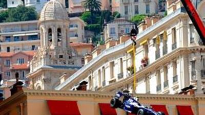 The Williams team have been suspended from the Formula One Teams' Association after they lodged their entry for the 2010 championship ahead of tomorrow's deadline.