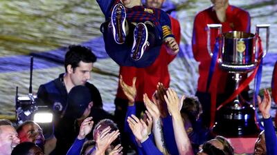 Barcelona players celebrate with Andres Iniesta after his last match. Alberto Estevez / EPA