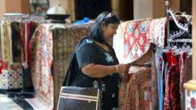 When shopping for cashmere pashmina shawls, be sceptical of the quality. Some merchants sew false tags onto the material.