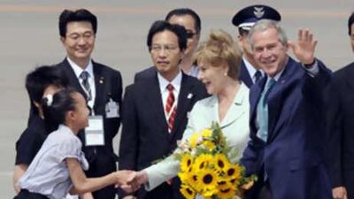The US president George Bush and his wife Laura are welcomed on their arrival at Chitose International Airport in Hokkaido. The Japanese G8 summit will be Mr Bush's last.