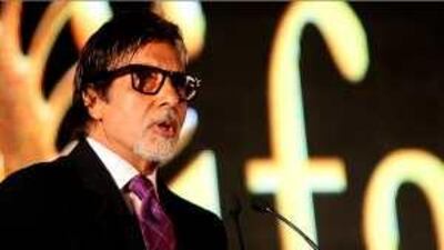 Amitabh Bachchan will receive a lifetime achievement award at next month's Dubai film festival.
