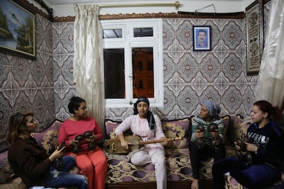 Asmaa Hamzoui and Bnat Timbuktu. L-R: Soukaina Elmelyjy, Aicha Hamzaoui, Asmaa Hamzaoui, Lamgammah Hind and Meriem Garrami. Courtesy: Ajabu