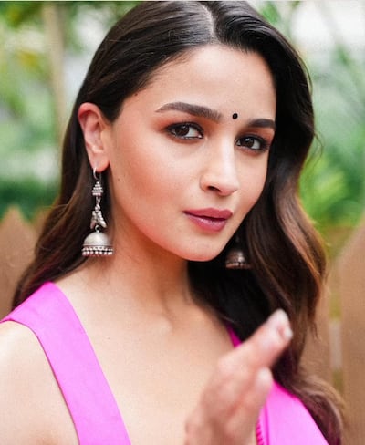 Alia Bhatt wears oversized silver earrings in Rocky Aur Rani Kii Prem Kahaani. Photo: Dharma Productions