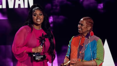 Jazmine Sullivan accepts Album of the Year for 'Heaux Tales' as her mother, Pam Sullivan, looks on. AP