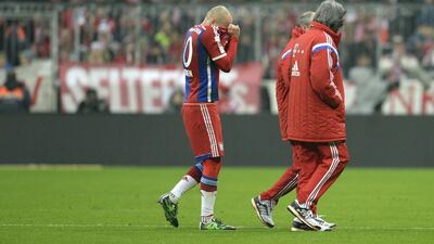 Arjen Robben leaves the pitch injured during Bayern Munich's defeat to Borussia Monchengladbach on March 22. Christof Stache / AFP
